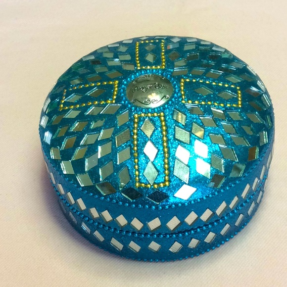 FINAL SALE PRICE Pretty Box Decorated with Diamond Mirrors - Picture 1 of 6